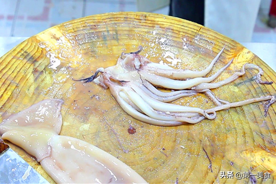 图片[3]-轰炸大鱿鱼做法步骤图 10块钱就能做！色泽金黄、满口酥脆-起舞食谱网