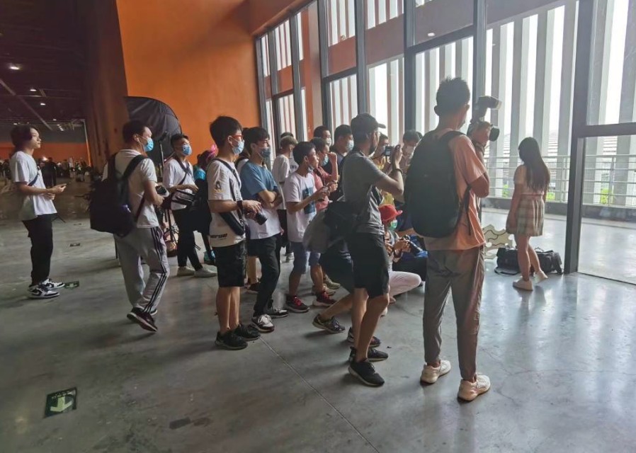 以一己之力毁掉广州漫展，这位想红想疯了的姑娘，请你要点脸