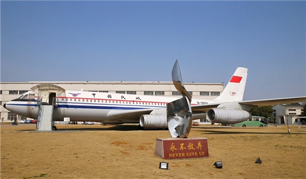 1971�꣬161�ַɻ�׹���½���500��ר���о�3���£��ɹ��������