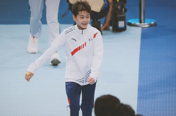 终于接受采访！全红婵被一群记者围住，婵妹：先回家见爸妈再去玩