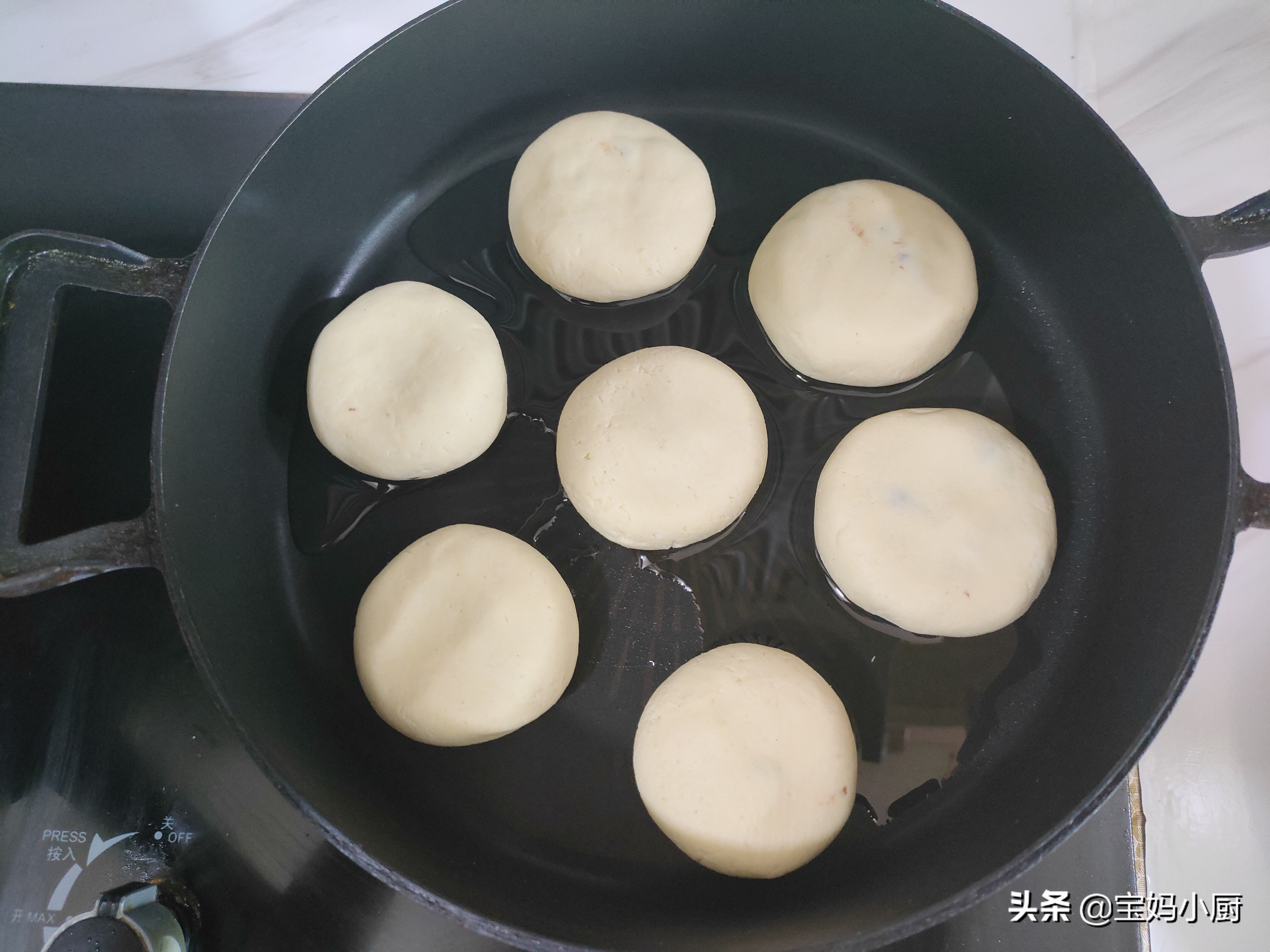 玉米面和它一起烙饼，软软糯糯的还好吃，做法简单，营养补得足足