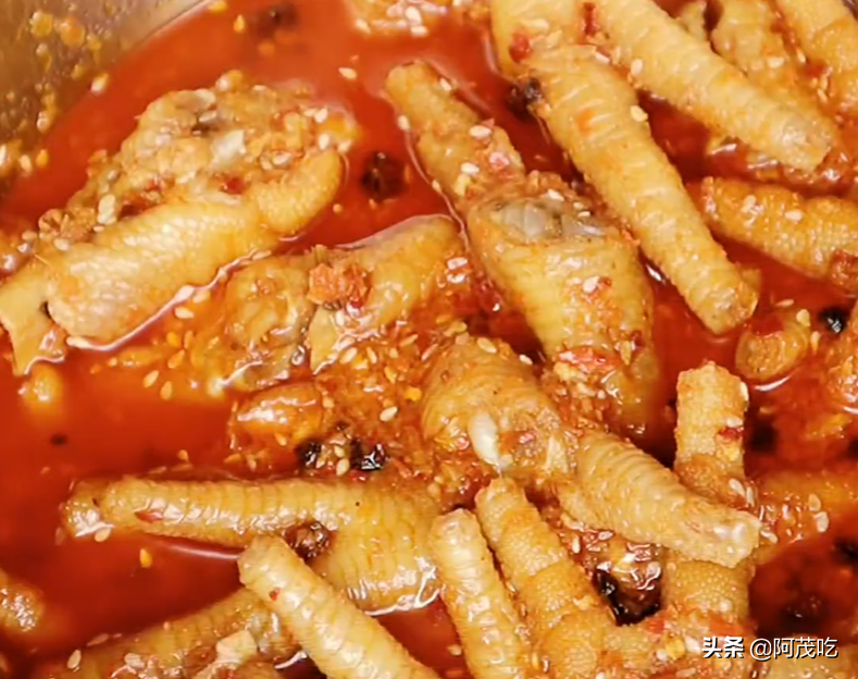 Spicy chicken feet in cold and spicy sauce, it tastes so enjoyable
