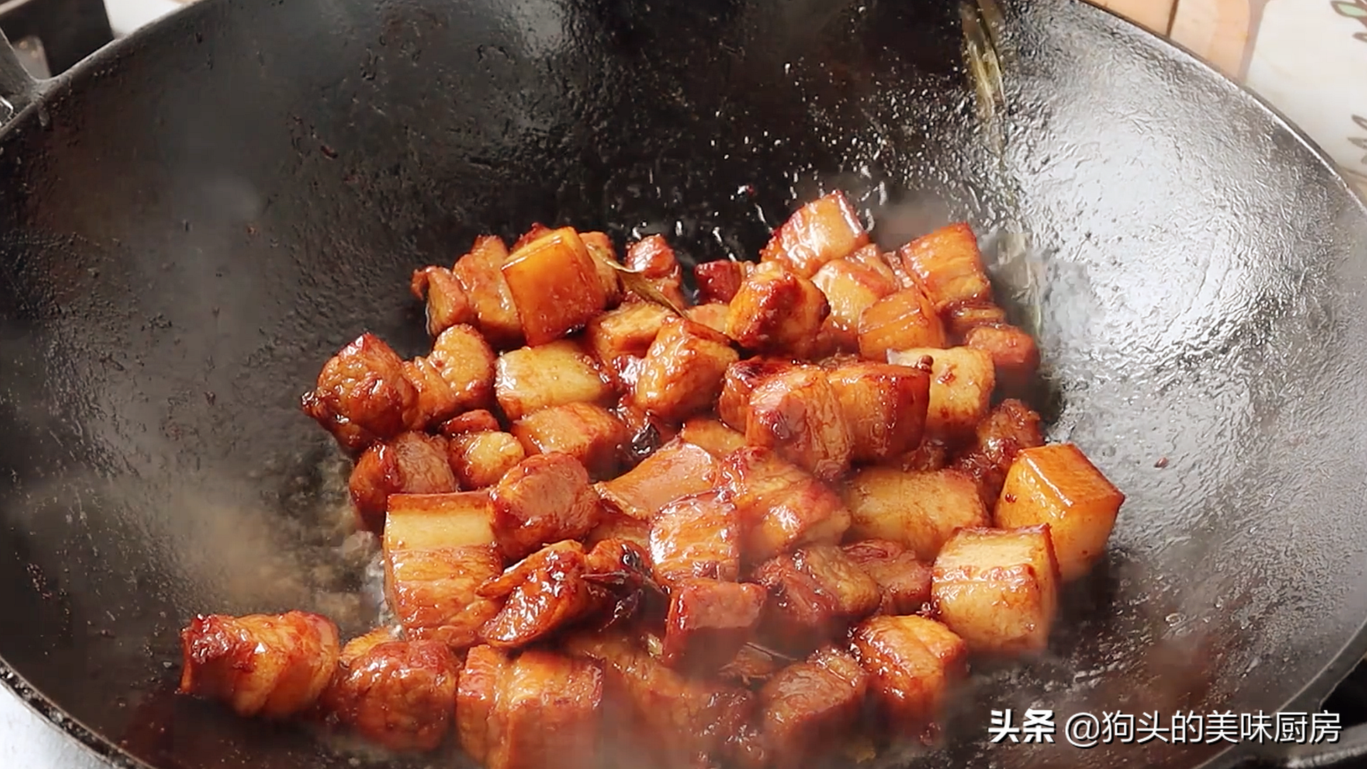 做紅燒肉時，掌握這些小技巧，紅燒肉不腥不柴，軟爛入味口感好
