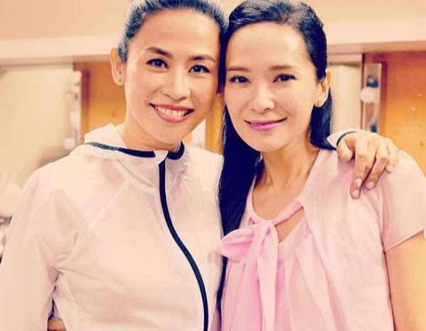 郭羡妮46岁生日宅家庆祝，与女儿同框似姐妹，点