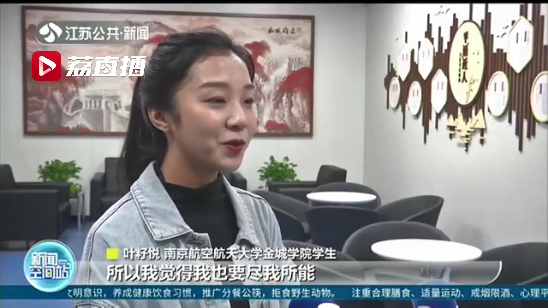 女乘客低血糖晕倒无法吞咽 热心大学生捏碎巧克力帮喂食