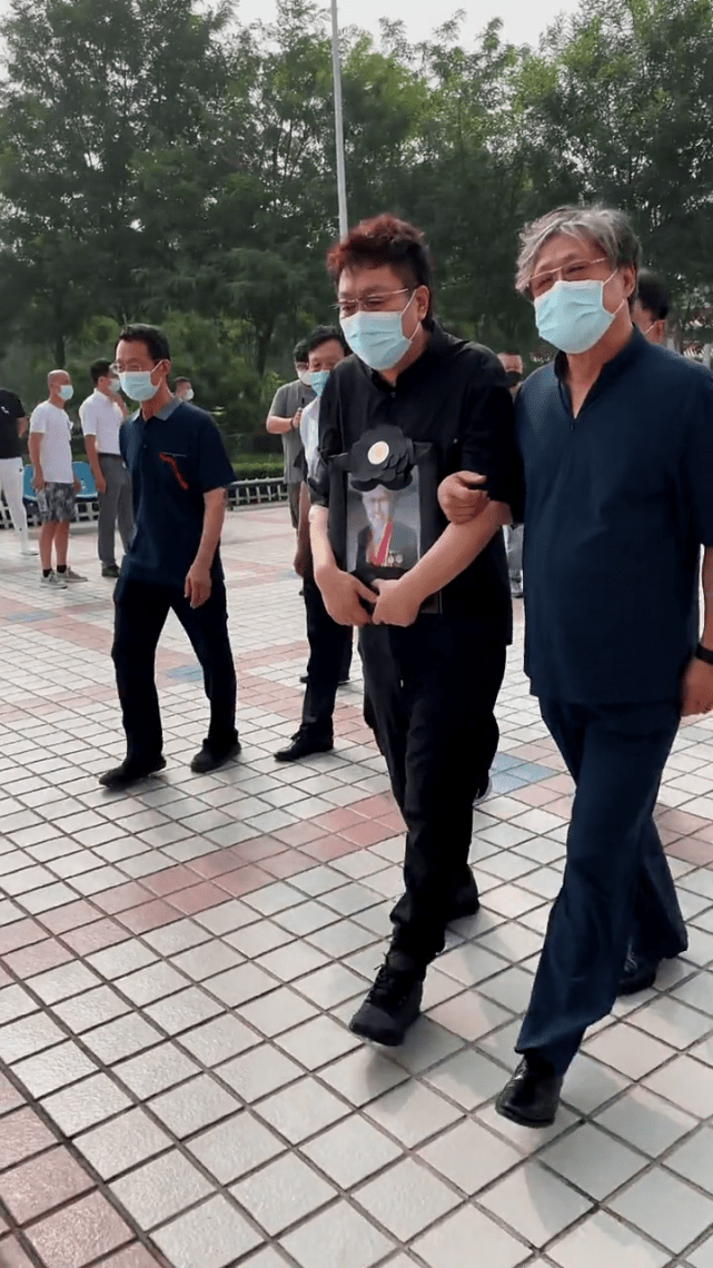王为念妈妈去世头七，冒雨去墓地祭拜，后悔错过和母亲视频