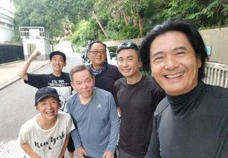 65岁周润发坚持跑步，头发花白但精神矍铄，与外籍友人亲切合影