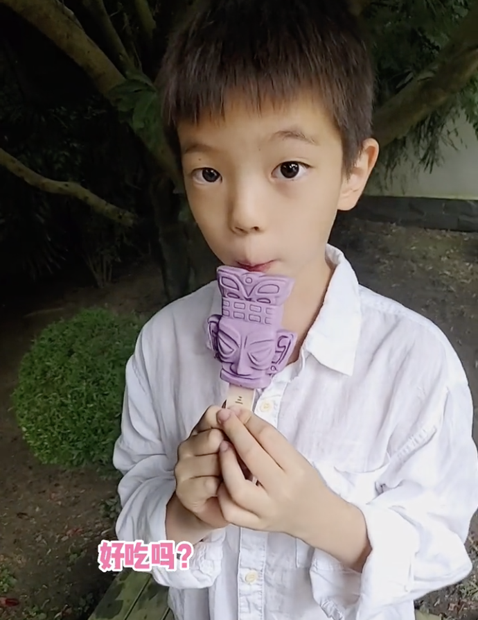 霍思燕晒儿子吃雪糕，嗯哼近期瘦出瓜子脸，网友直呼越来越像杜江