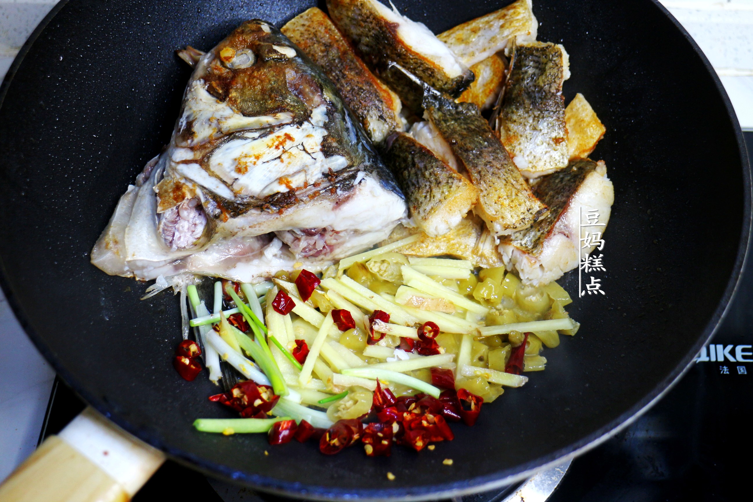 天越冷，我越喜歡這樣吃豆腐，隨便一燉，入口爆汁