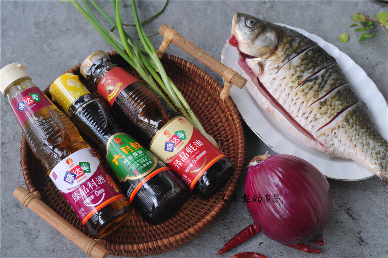 把整條魚扔進電飯鍋裡，不加油不放水，一周吃6次，餐餐都光盤