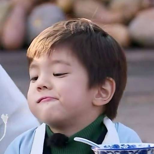 霍思燕晒照为7岁嗯哼庆生，一家三口亲吻、许愿，画面温馨