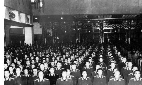 此人本该是中将，却只授了个大校，军服锁在箱子里看都没看