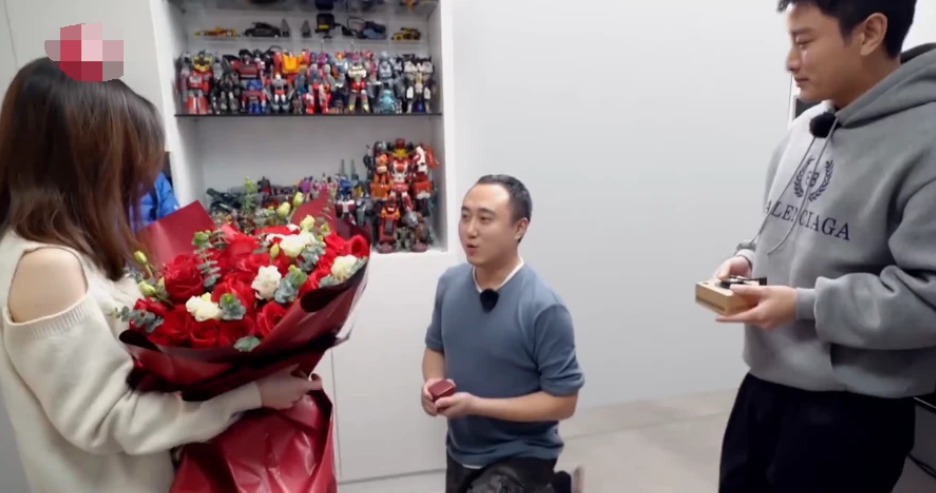 贾乃亮目睹别人求婚，情绪失控掩面而泣，疑想