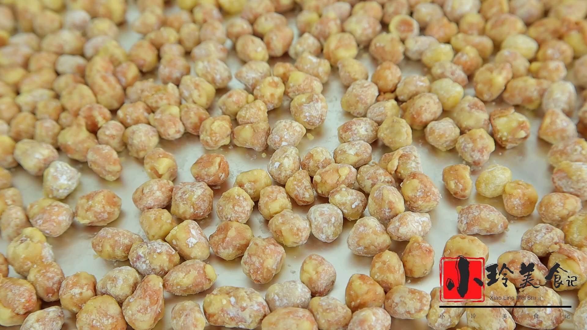 花生不油炸了，打入2個雞蛋，筷子一攪，咬一口嘎嘣脆，好吃上癮