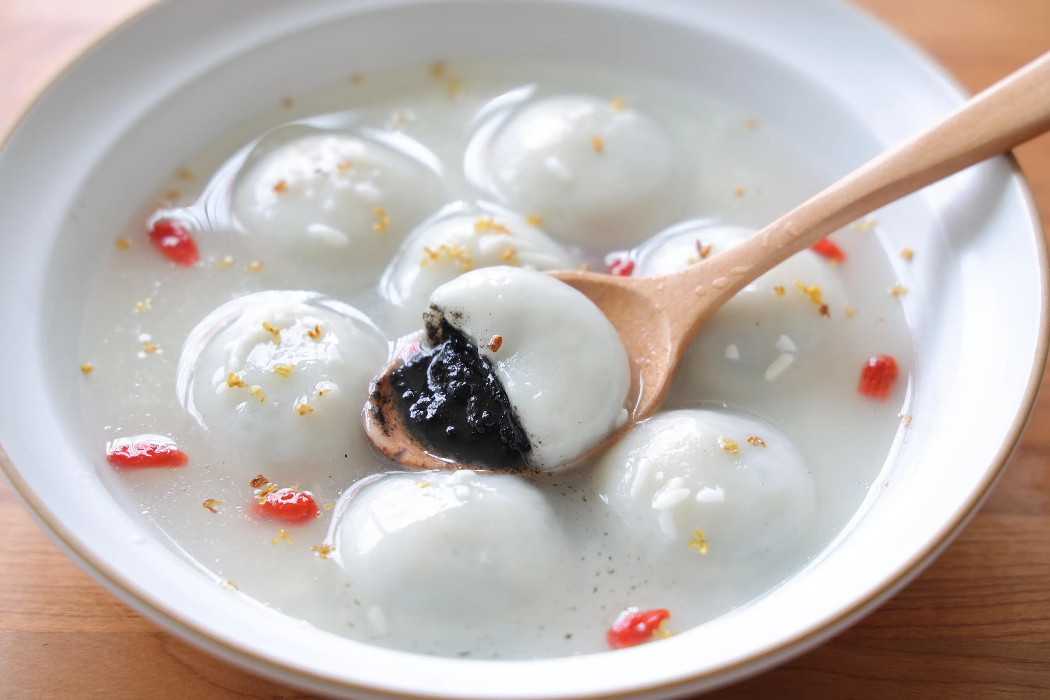 自製黑芝麻湯圓，流心餡料，比買的還要好吃，元宵節做給家人吃！