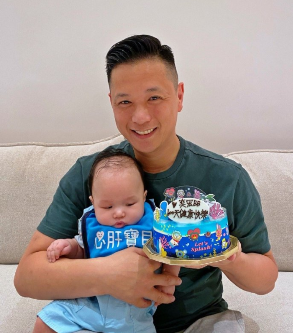 胡杏儿三儿子100天了，老公晒全家隔空合影庆祝