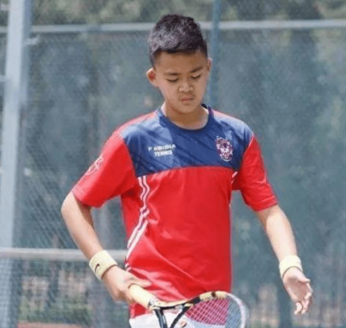 那英14岁女儿意外曝光正脸，小眼睛大鼻子像爸，高情商喊何炅哥哥