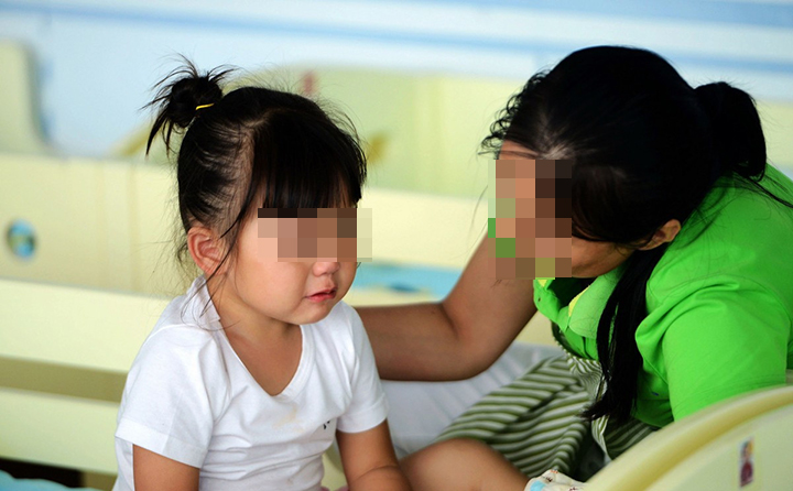 幼儿园阶段，孩子容易被欺负的两种情况，家长反应不要太过激