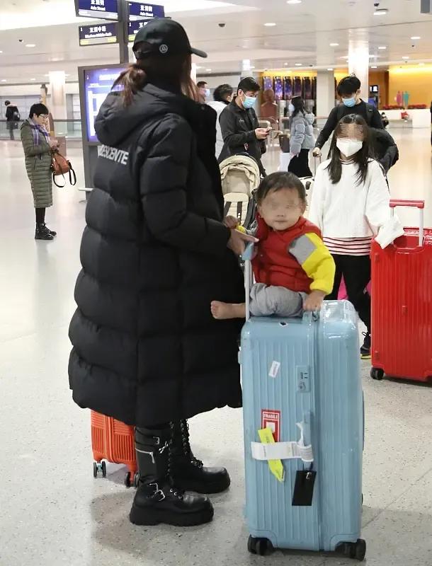 蔡少芬带三娃出行，1岁儿子见镜头露灿笑，俩女