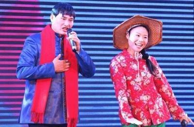 从《星光大道》出道的草帽姐，为何沦落路边卖