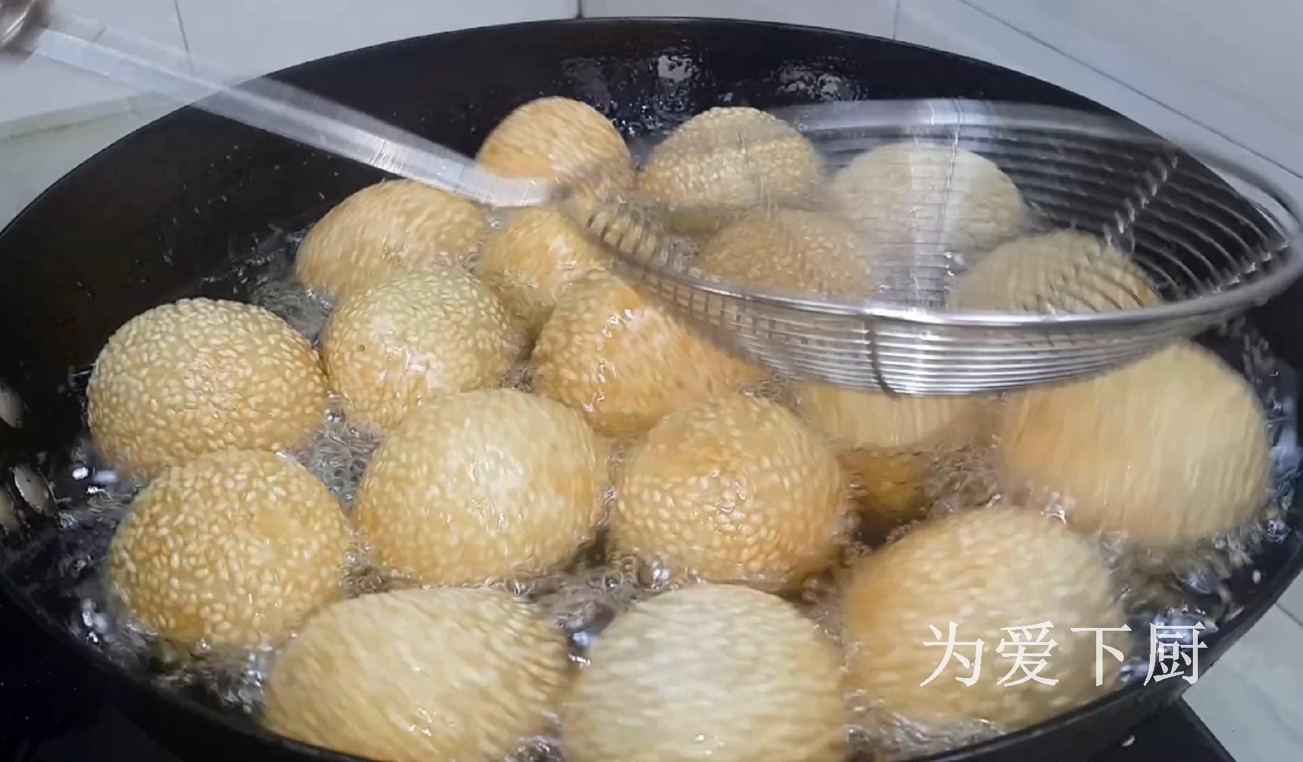 麻團這做法才最正確，掌握3個技巧，個個空心不炸鍋，比買的還香