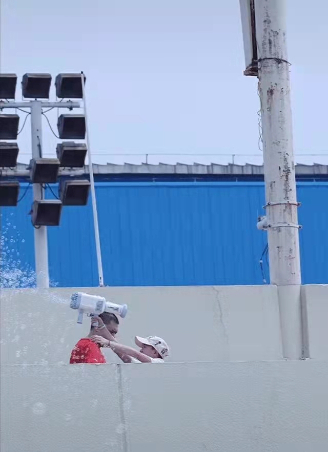 童心大发！全红婵收到儿童礼物疯狂玩耍，心酸的童年生活得到补偿