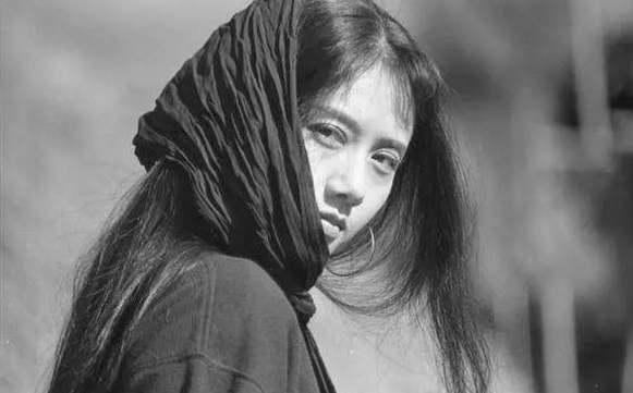 杨丽萍摘下帽子有多美？年轻时又飒又欲，冯小刚感叹她不是人是仙