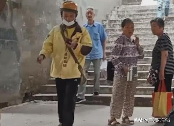 外卖小哥疑似被捉弄，着急又崩溃：别给差评，我再给鞠个躬