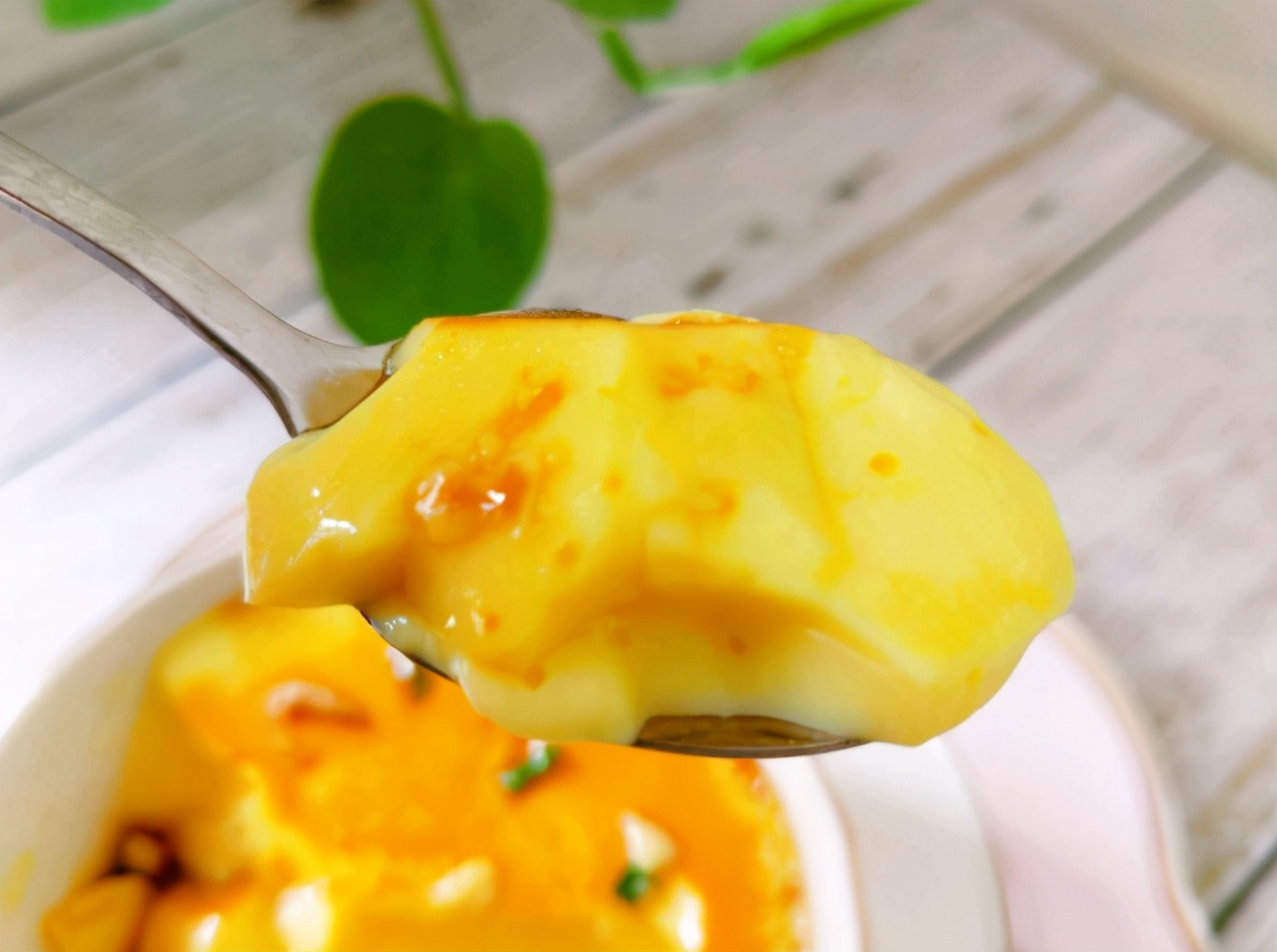 Steamed egg custard, adding water directly is a "layman"!  Do one more step, tender and delicious, smooth like pudding