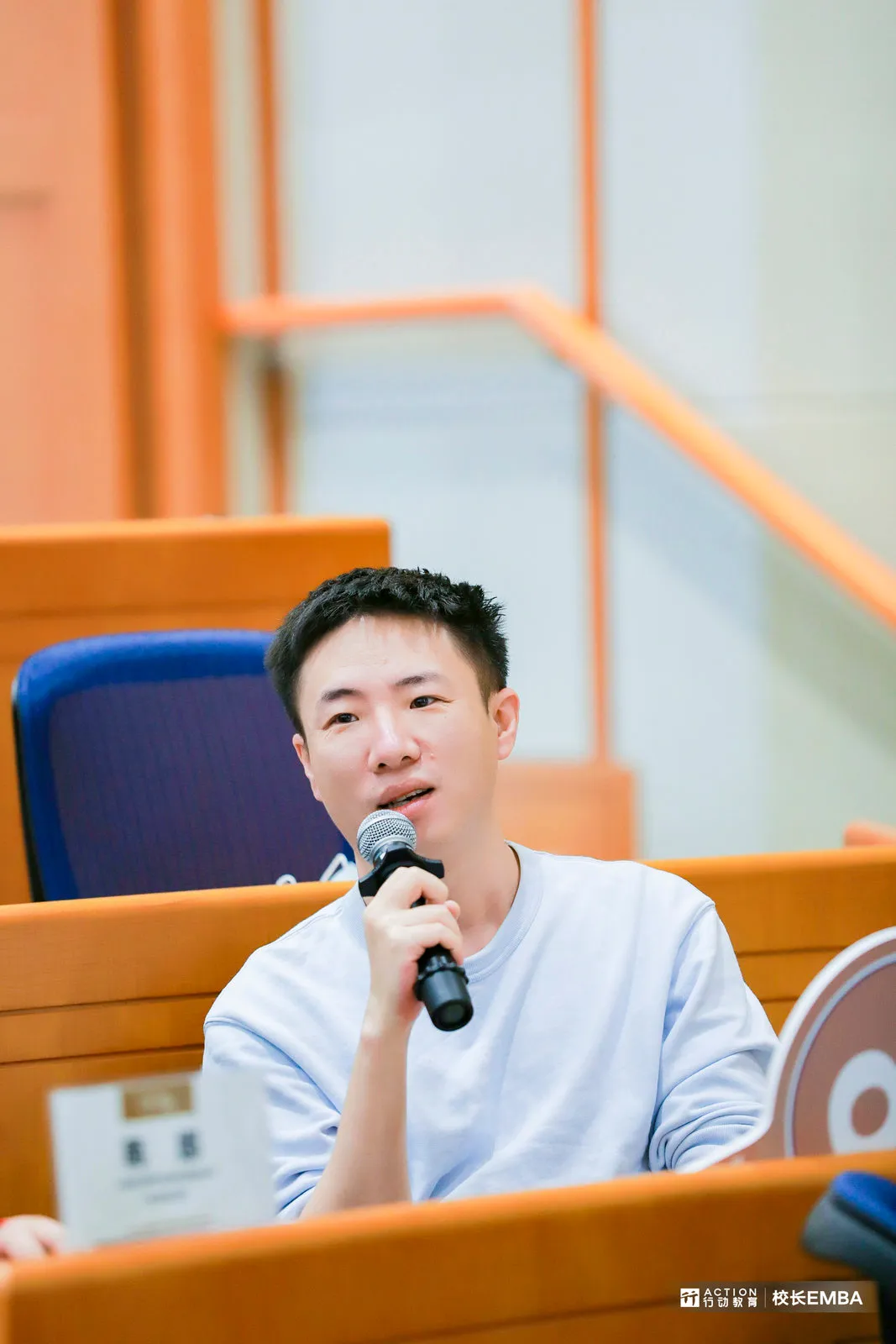 张馨予、陈妍希、杜若溪，这个80后大汉，凭啥包