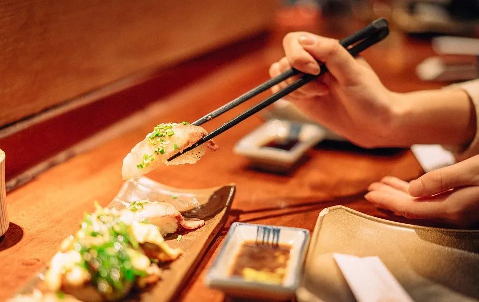 为什么日本吃饭不让打包？细数日本餐桌上的10大“潜规则”