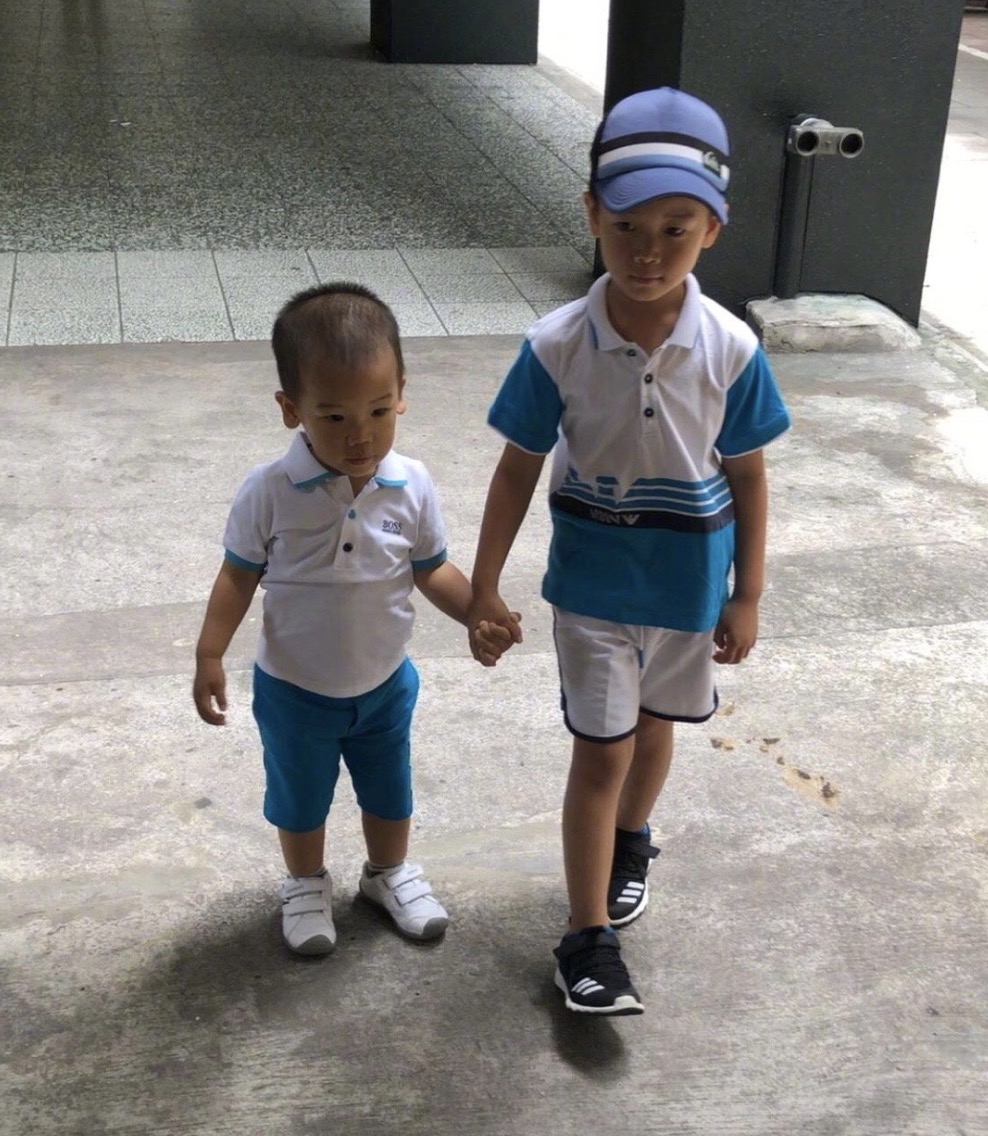 侯佩岑罕見曬全家福，與老公扮恐龍逗兒子開心，互動畫面太溫馨