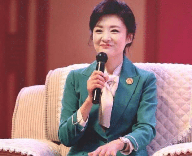 34岁离婚36岁嫁入豪门，央视第一美女51岁高调复