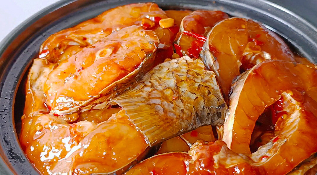 When the weather turns cold, eat more fish, not deep-fried or boiled, the method is simple and warms the stomach, the family is rushing to eat