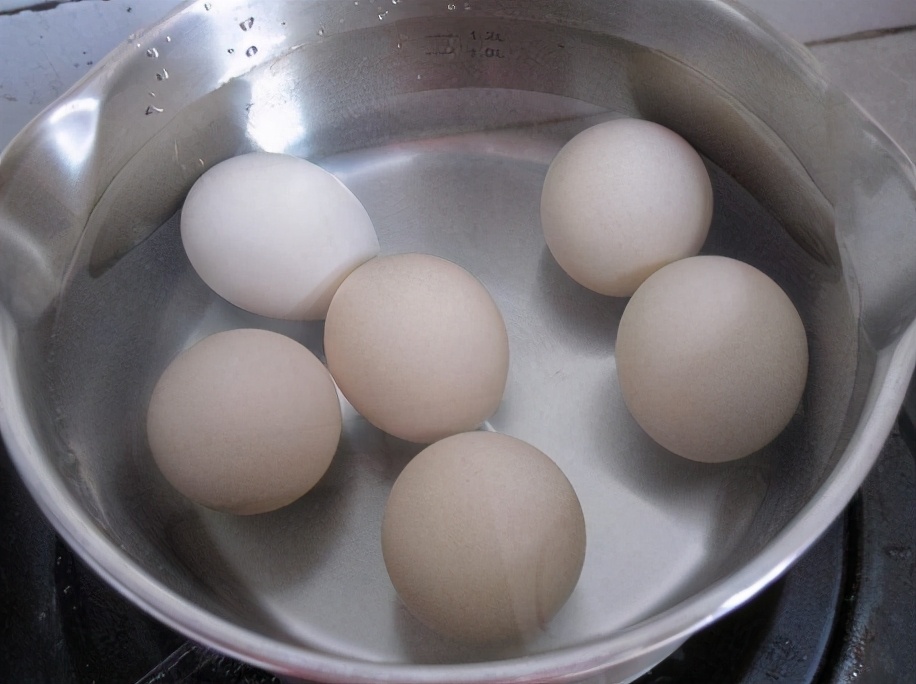 图片[3]-水煮鸡蛋 别只用清水煮 大厨都会放2种料 鸡蛋入味还好剥壳-起舞食谱网