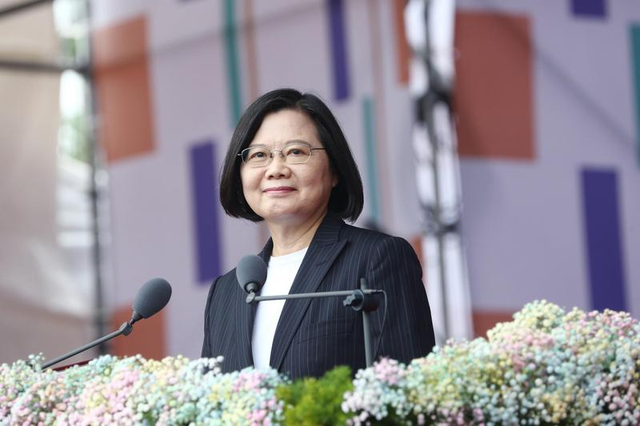 美军机三度降落台湾，中国该亮剑了