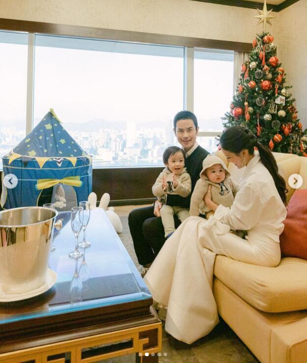 郑嘉颖一家四口拍全家福过节，四个月弟弟眼睛比哥哥还大颜值超高