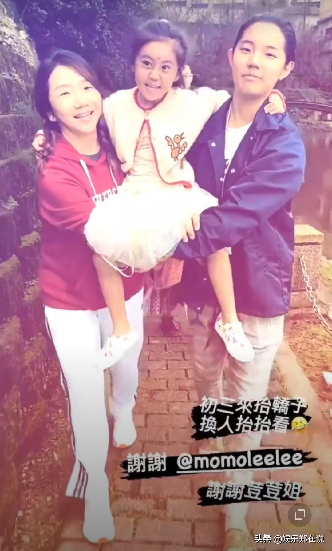 賈靜雯女兒坐“轎子”，咘咘戴眼鏡文質彬彬，Bo妞換牙憨態可掬