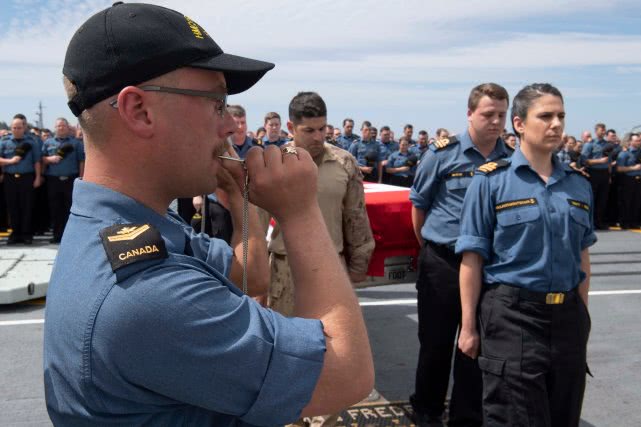 加拿大铁心亲美，却连遭美欺负，双方军舰对峙，加舰载机确认坠毁
