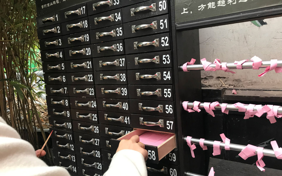 重庆磁器口“全自动算命机器”，随缘给钱，人气居高不下