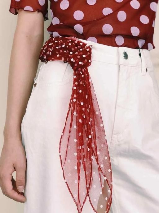 2020最流行的丝巾搭配，Lisa的性感裹胸，复古包头