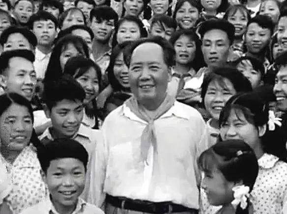 1959年，那個給毛主席戴紅領巾的男孩子，後來怎麽樣了？