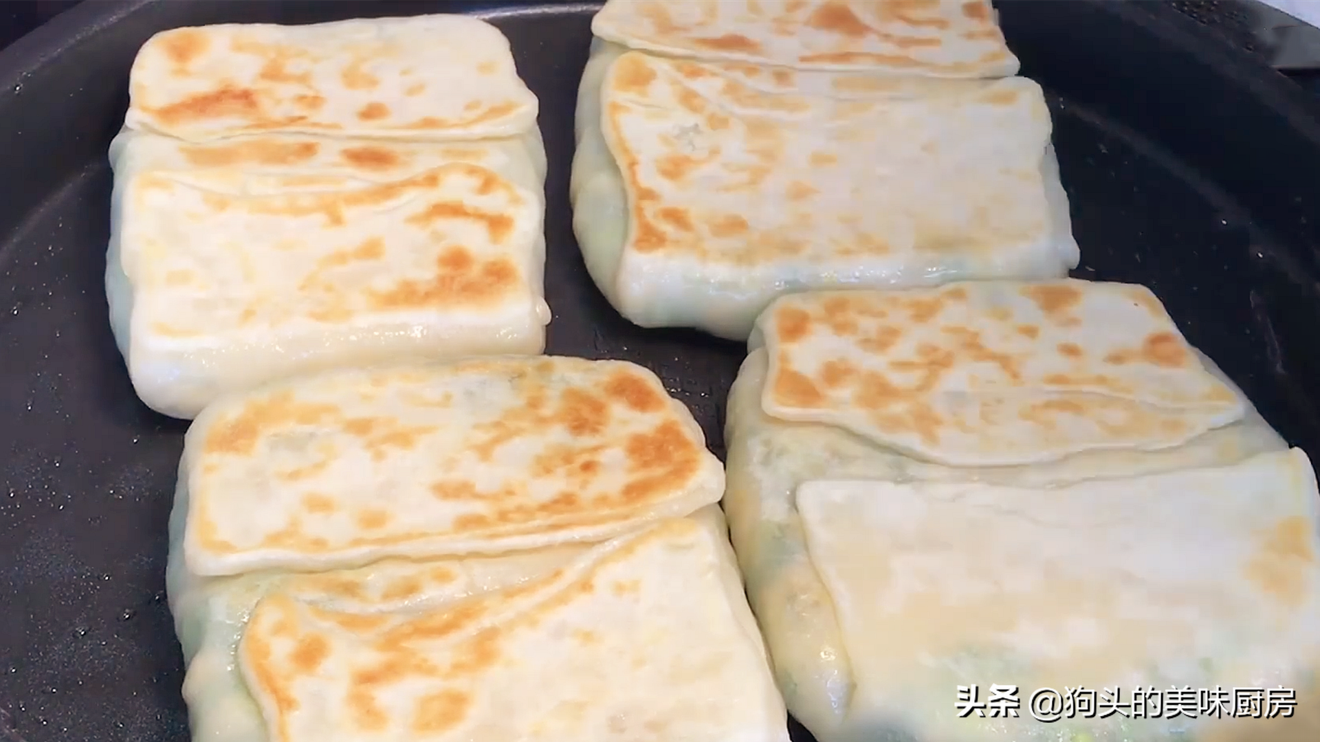 韭菜加豆腐，我家隔三天吃一次，外酥里嫩，飯店都吃不到，太香了