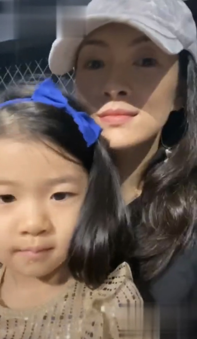 章子怡抱女儿探班汪峰，见证对方高光时刻，毫不掩饰对丈夫的崇拜