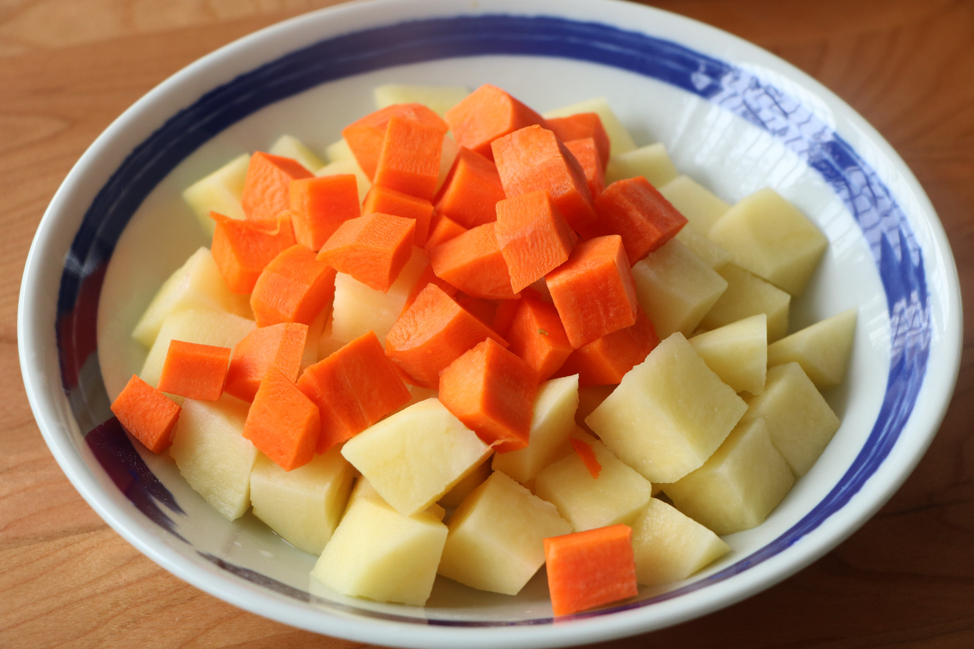 天氣降溫，懶人燜飯做起來，飯菜一鍋出，省時省力，家人超愛吃