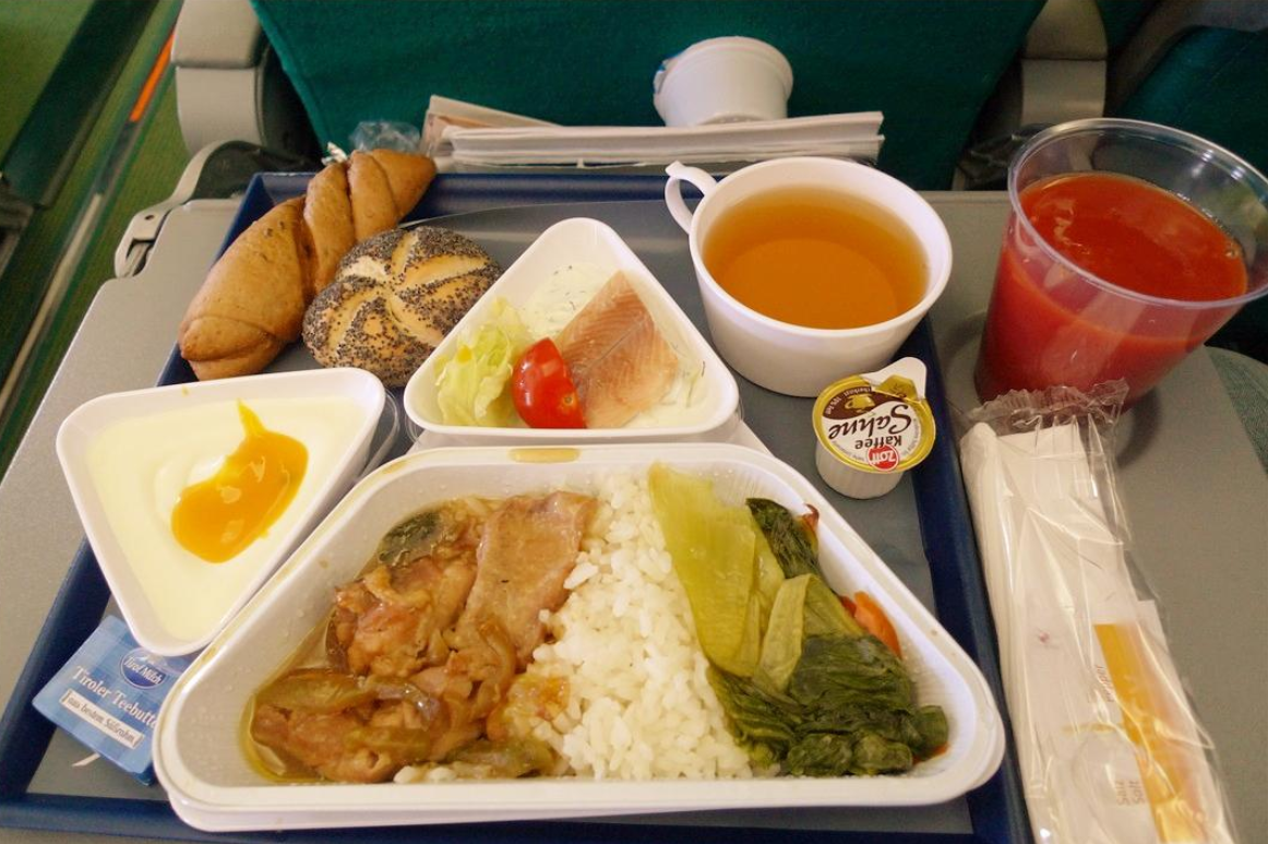 科普：飛機裏的飲料車上放有很多的番茄汁，為什麽吃起來不太一樣