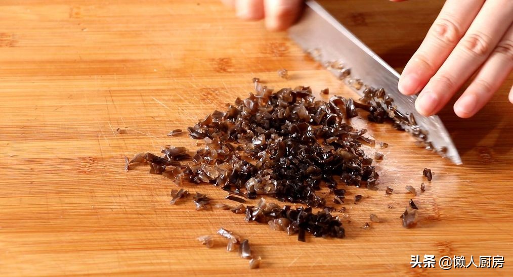 豆腐皮别只会烧汤，配上虾仁和莲藕，做成这道小吃，口感很丰富