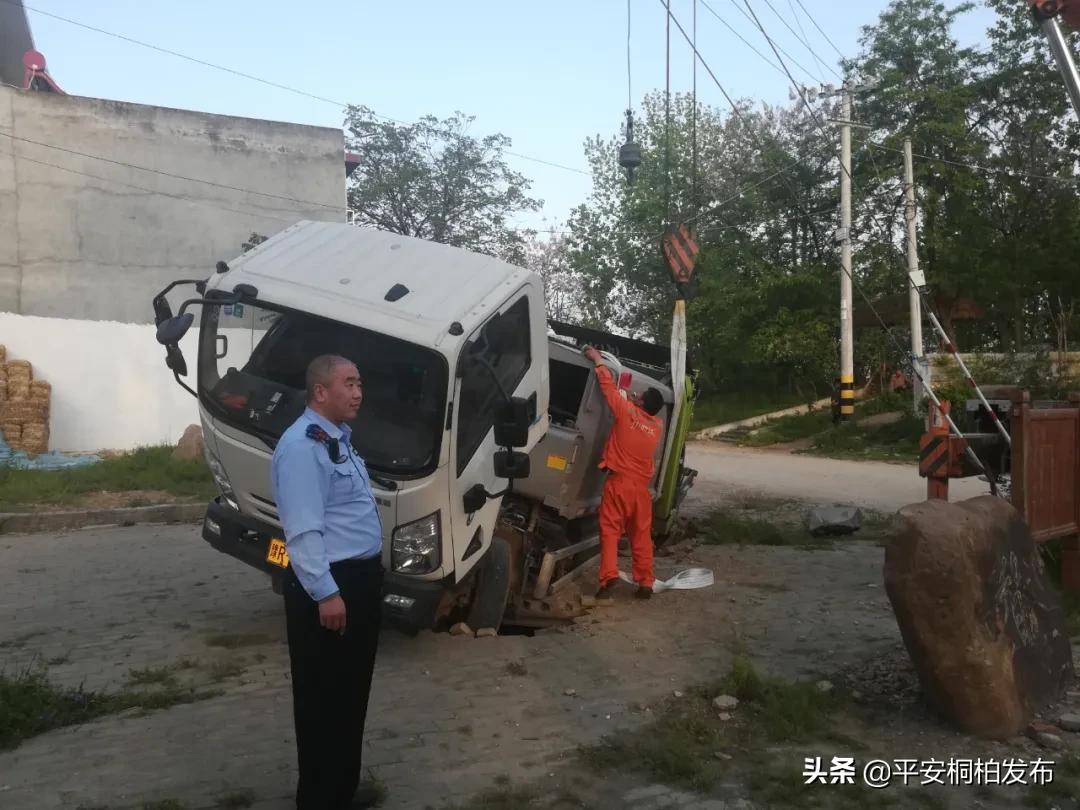 『我为群众办实事』┃车辆陷进槽沟内 民警秒变“救援队”