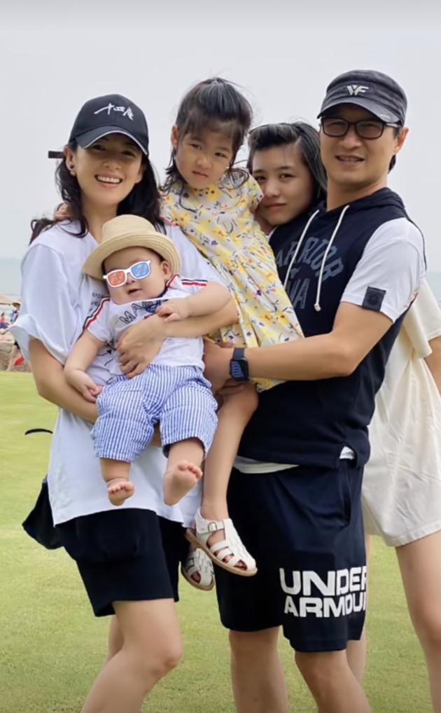 章子怡二胎兒子長大了！ 17個月爬沙發顯乖巧，卻因穿紙尿褲惹爭議