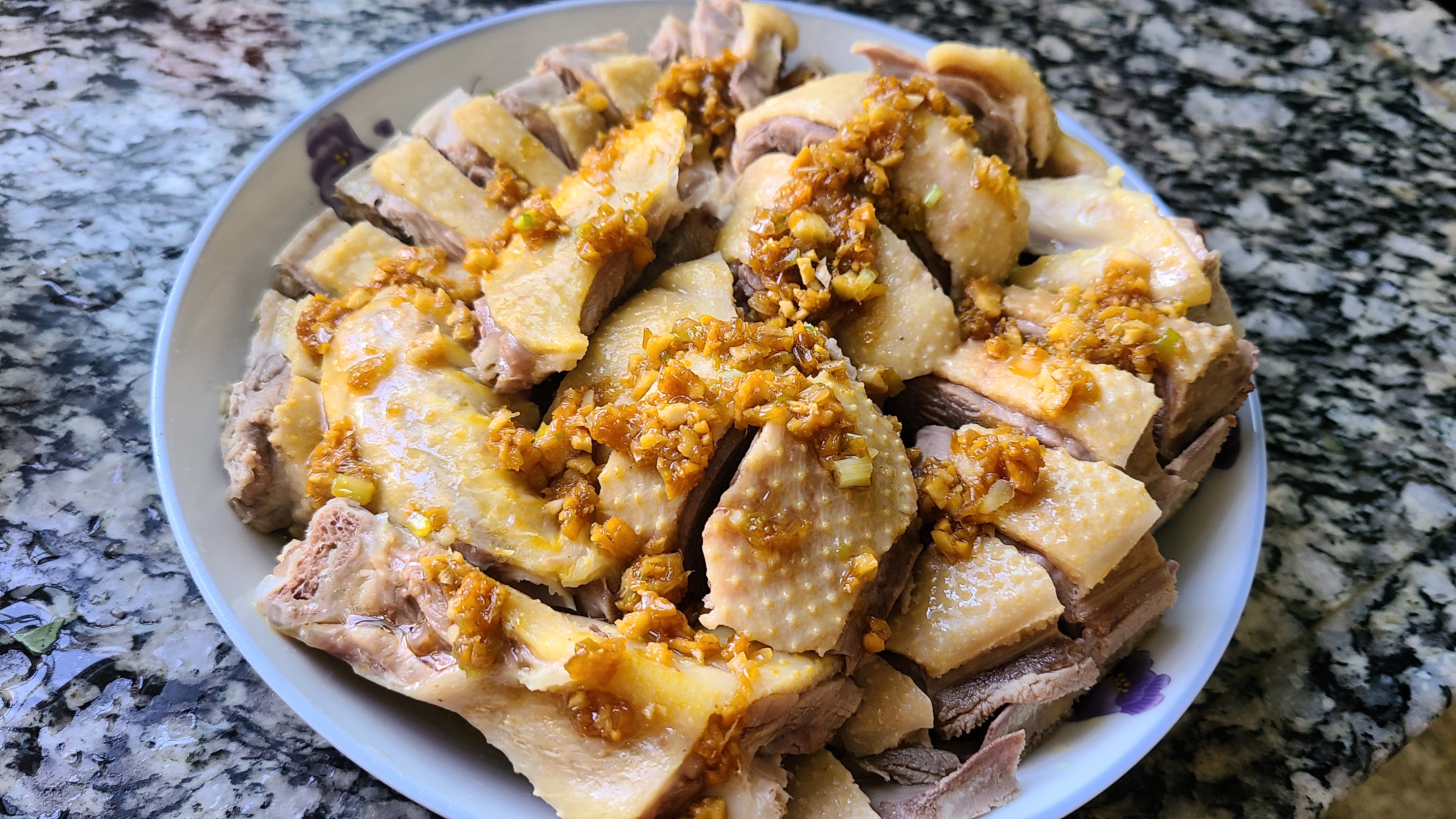 广东人很爱吃的沙姜白切鸭，香味浓味道棒，看着就好吃